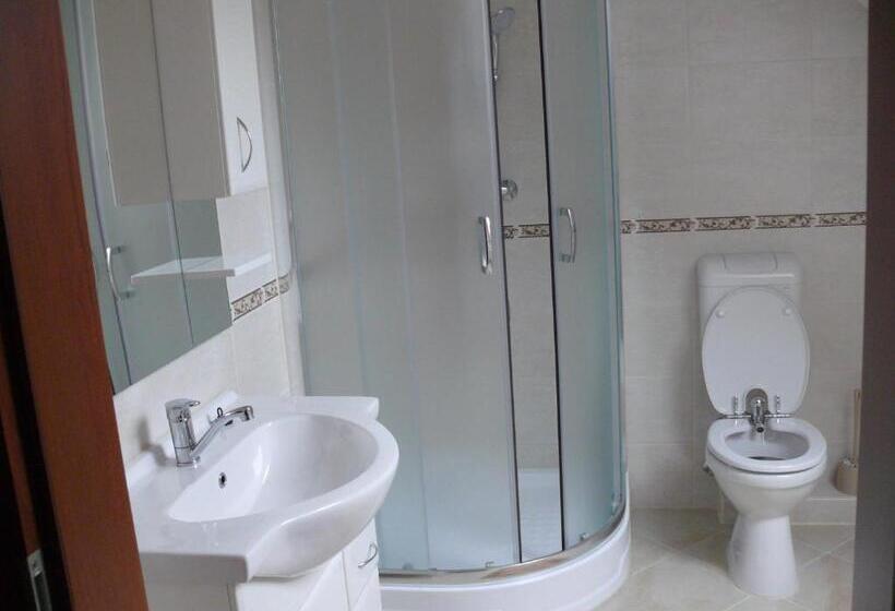 إستديو عائلى, Tip Top Lak Vendégház