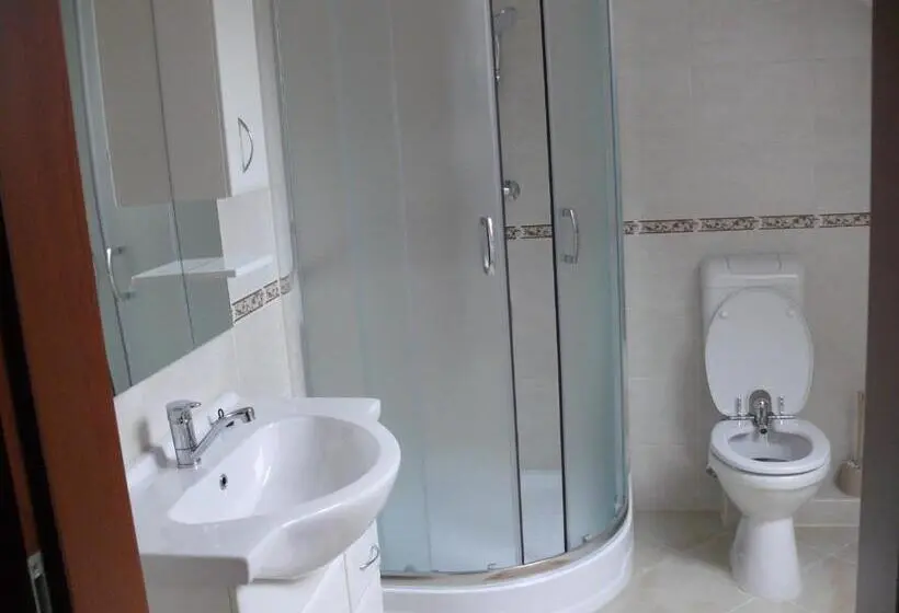 استودیو خانوادگی, Tip Top Lak Vendégház