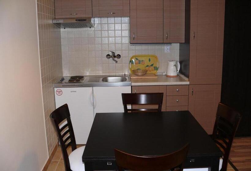 إستديو عائلى, Tip Top Lak Vendégház