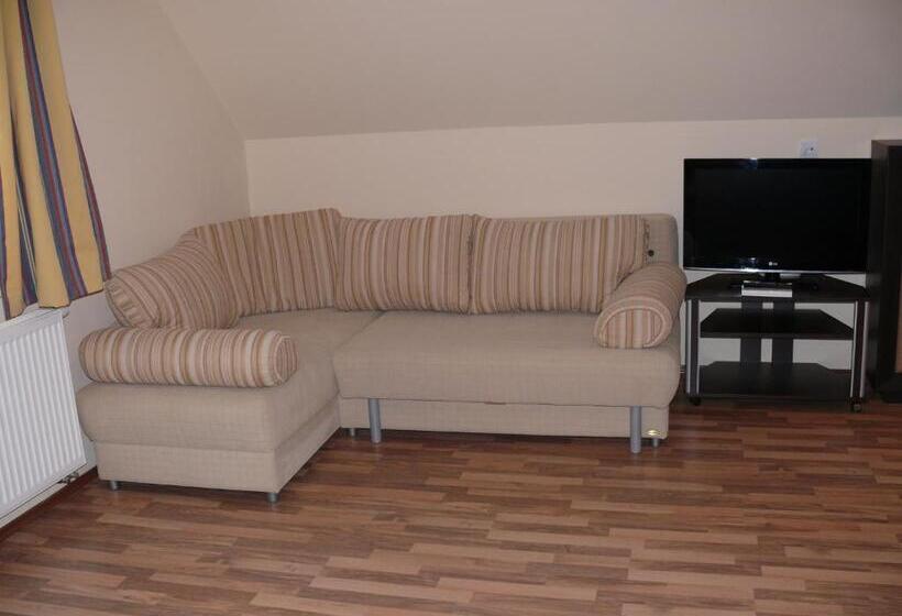 إستديو عائلى, Tip Top Lak Vendégház