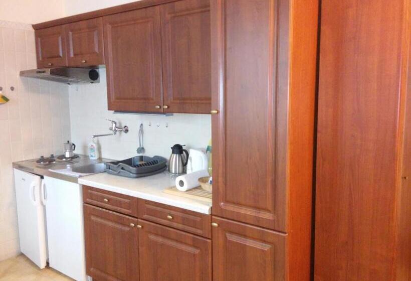 شقة غرفة واحدة, Tip Top Lak Vendégház