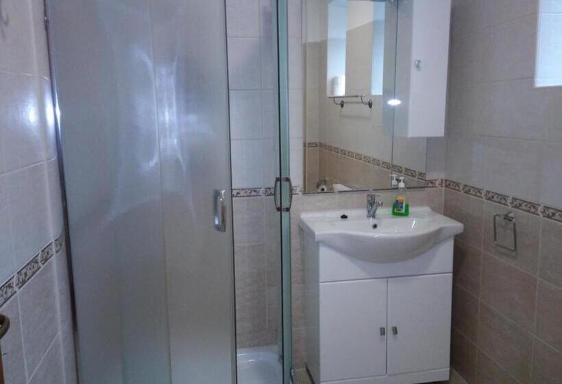 شقة غرفة واحدة, Tip Top Lak Vendégház