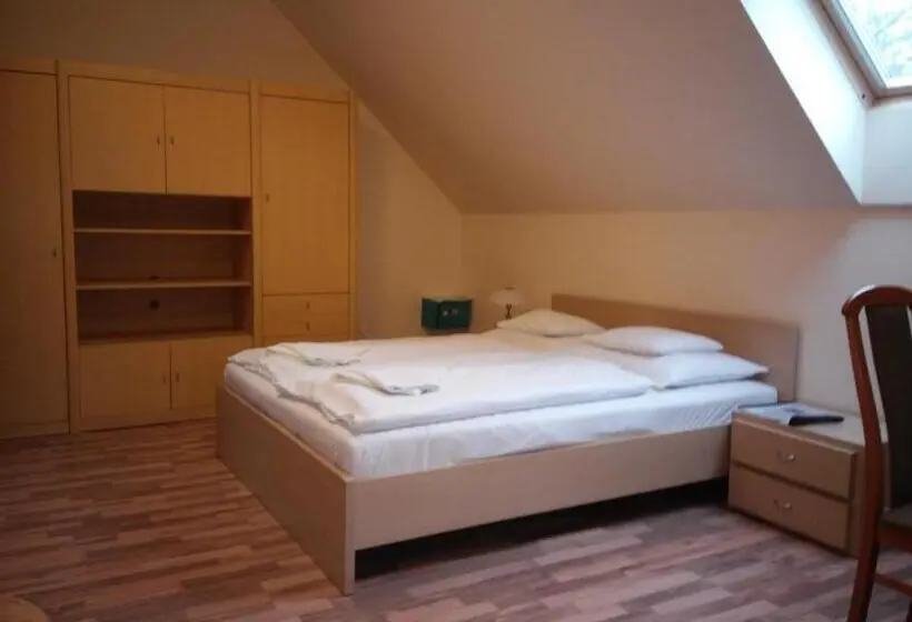 Economy Quadruple Room, Tip Top Lak Vendégház
