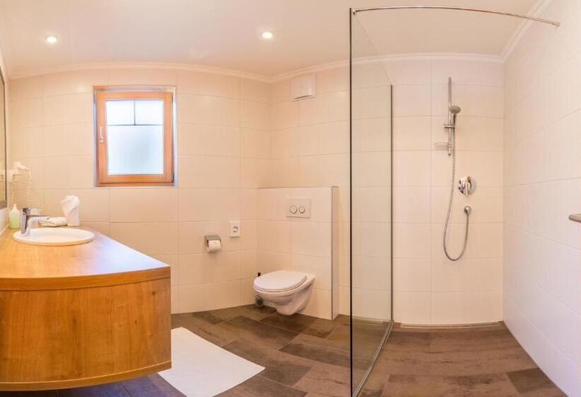 חדר משפחתי, Pension Rosenhügel