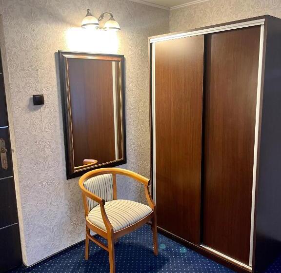 高级三人间, Pensiunea Eden