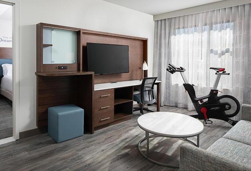 带大床的套房, Even Hotel Alpharetta   Avalon Area, An Ihg