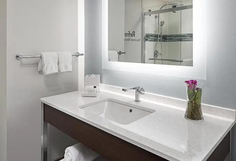 キングサイズベッドのデラックスルーム, Even Hotel Alpharetta   Avalon Area, An Ihg