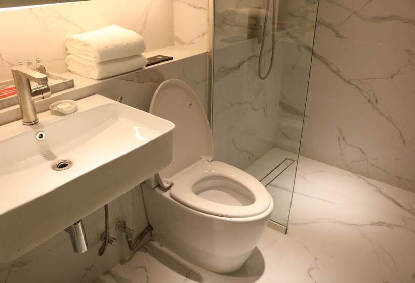 اتاق خانوادگی, Red Hotel Cubao, Quezon City