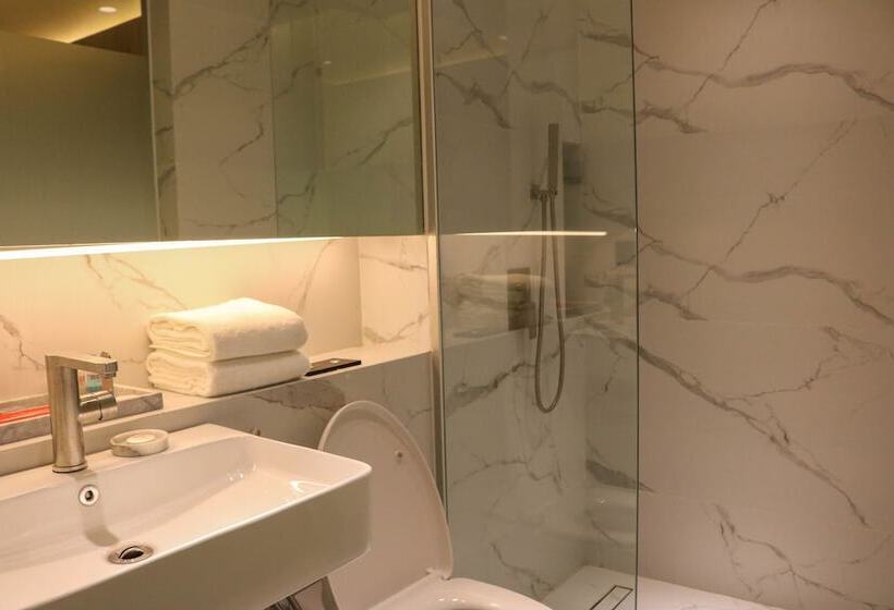 اتاق خانوادگی, Red Hotel Cubao, Quezon City