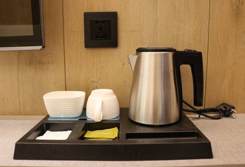 اتاق خانوادگی, Red Hotel Cubao, Quezon City