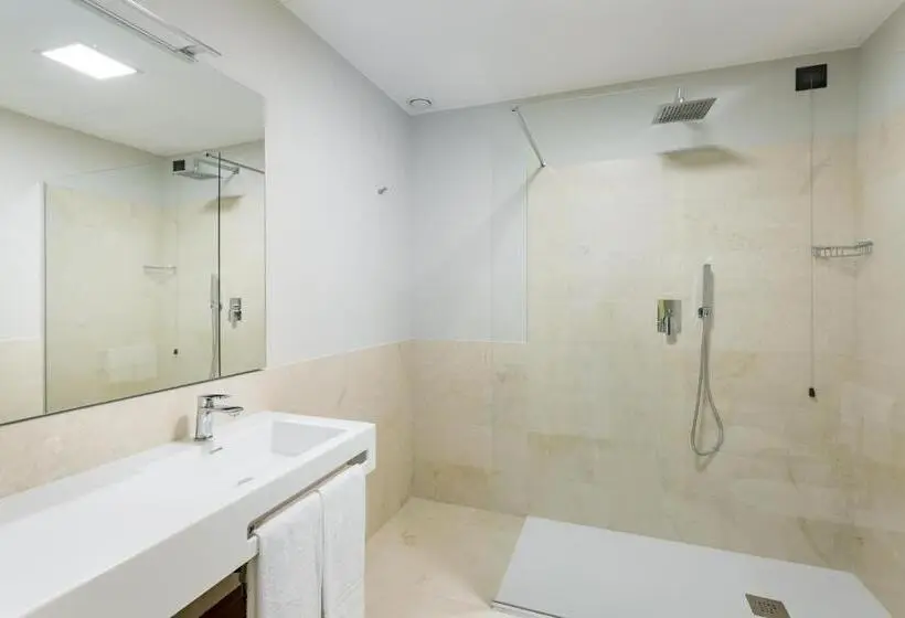 اتاق لوکس, Room Of Andrea