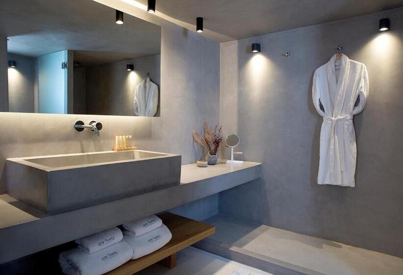 سوئیت جونیور با ماساژ آبی, June Twenty Suites