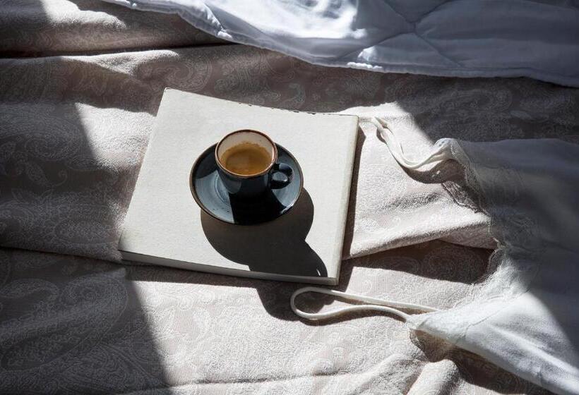 סוויטת ג'וניור עם מסג'ר מים, June Twenty Suites