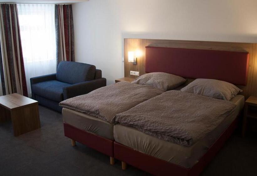 Quarto Triplo Estandar, La Flamme Wertheim Garni