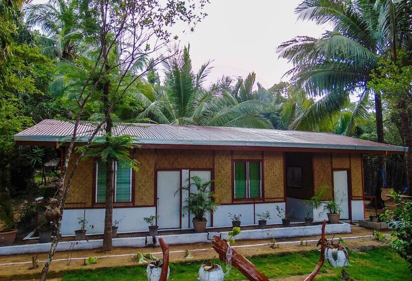 공용 욕실 구비 공동 객실 내의 침대, Pangulatan Beach Resort