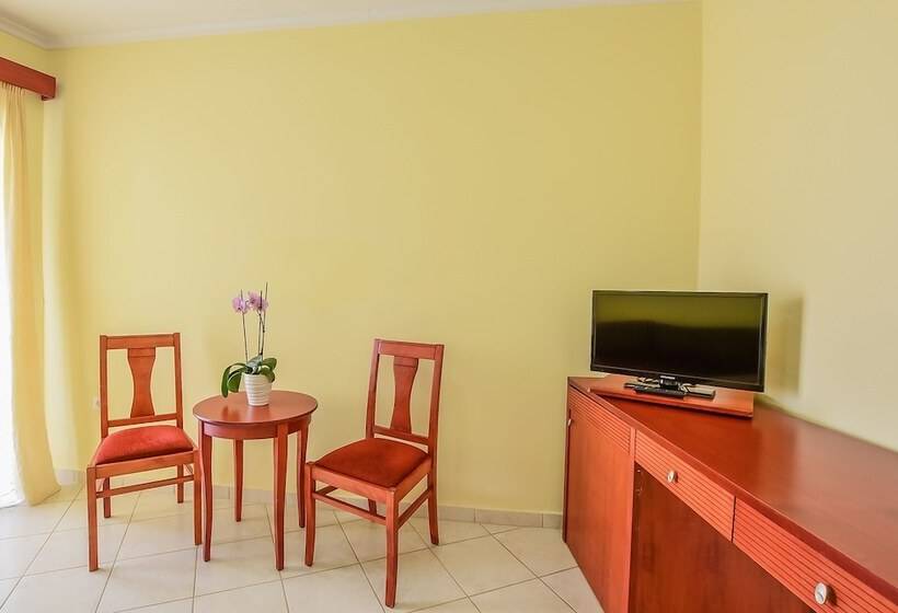 带1个卧室带泳池的公寓, Timos