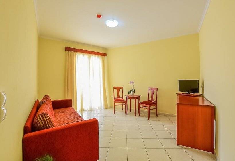 带1个卧室带泳池的公寓, Timos