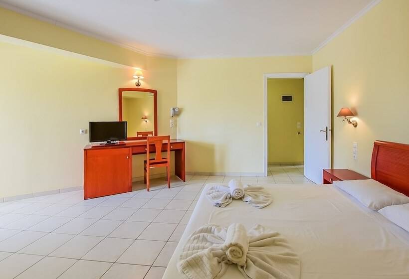 带1个卧室带泳池的公寓, Timos