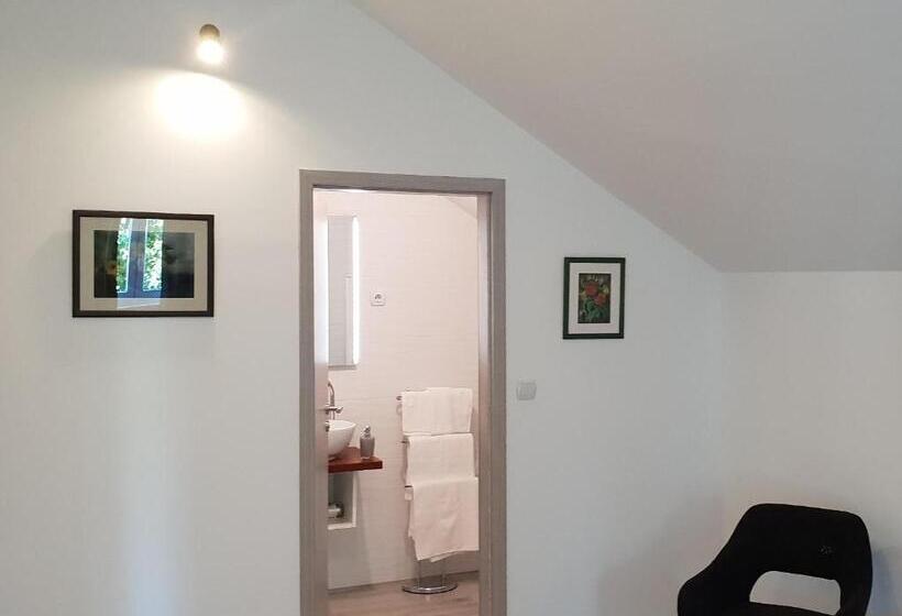 اتاق استاندارد با بالکن, Ke To Zagreb Airport Rooms
