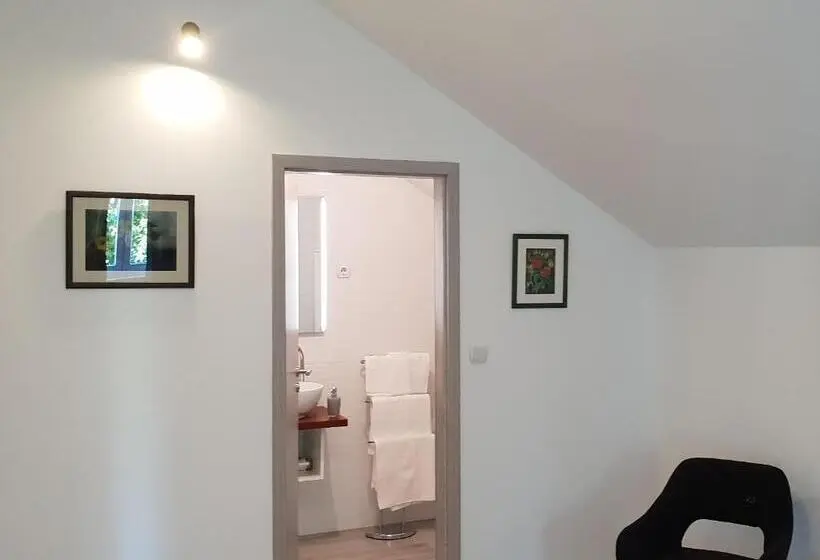 اتاق استاندارد با بالکن, Ke To Zagreb Airport Rooms