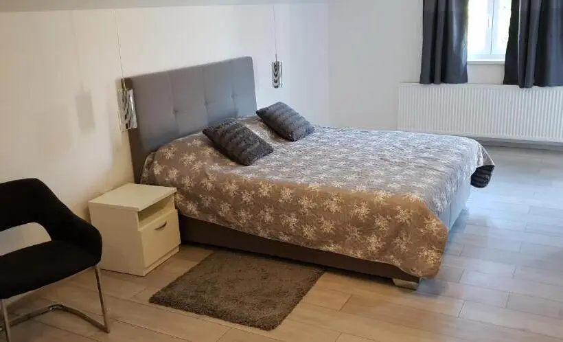 اتاق استاندارد با بالکن, Ke To Zagreb Airport Rooms