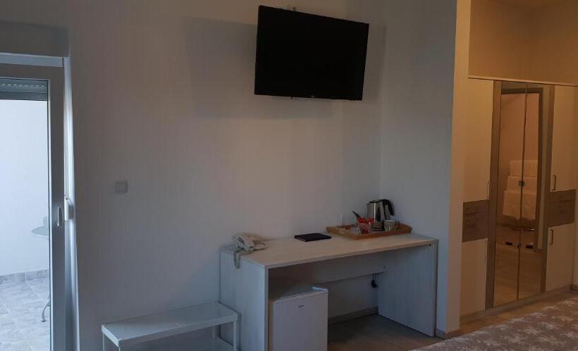 バルコニー付きスタンダードルーム, Ke To Zagreb Airport Rooms