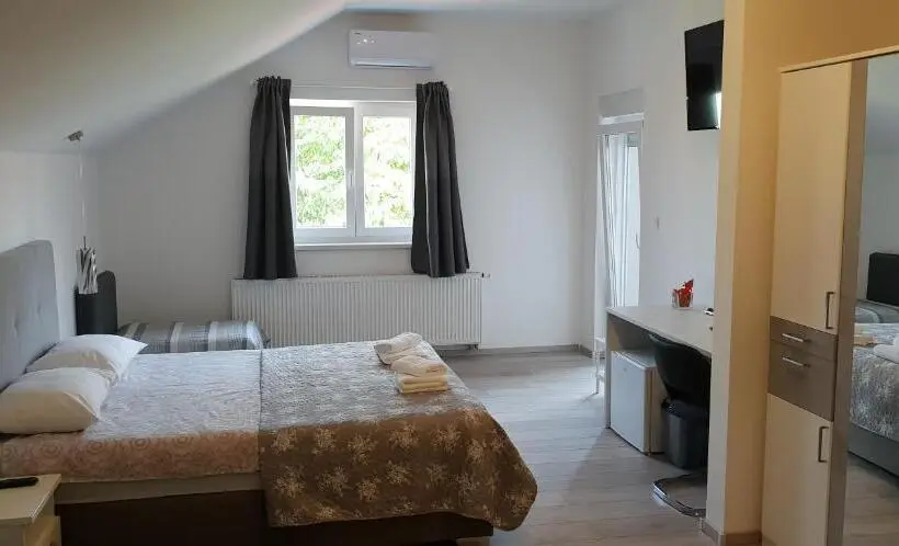 اتاق استاندارد با بالکن, Ke To Zagreb Airport Rooms