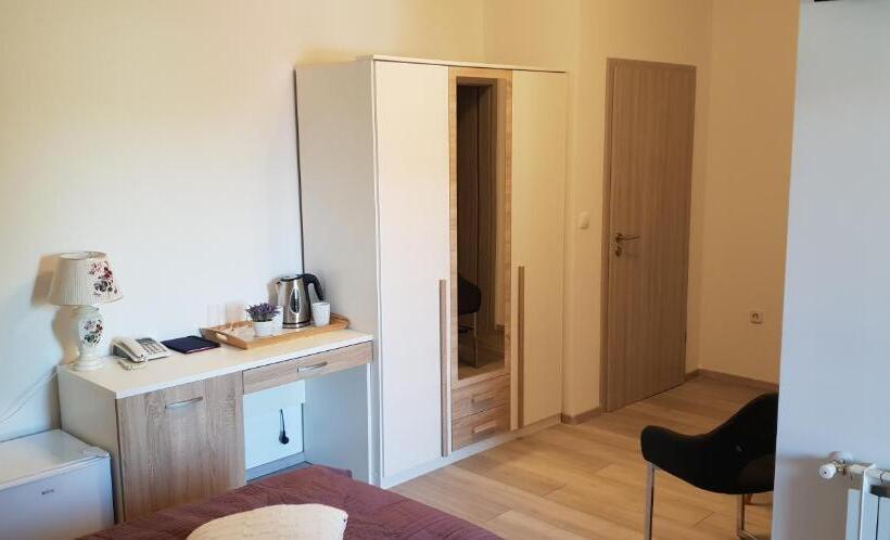 اتاق لوکس با بالکن, Ke To Zagreb Airport Rooms
