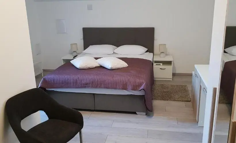 اتاق لوکس با بالکن, Ke To Zagreb Airport Rooms