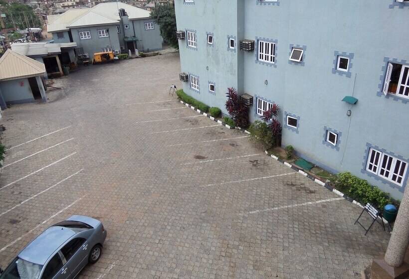 اتاق رمانتیک, Indices Hotel And Garden