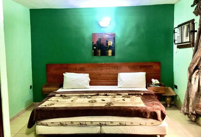 اتاق رمانتیک, Indices Hotel And Garden