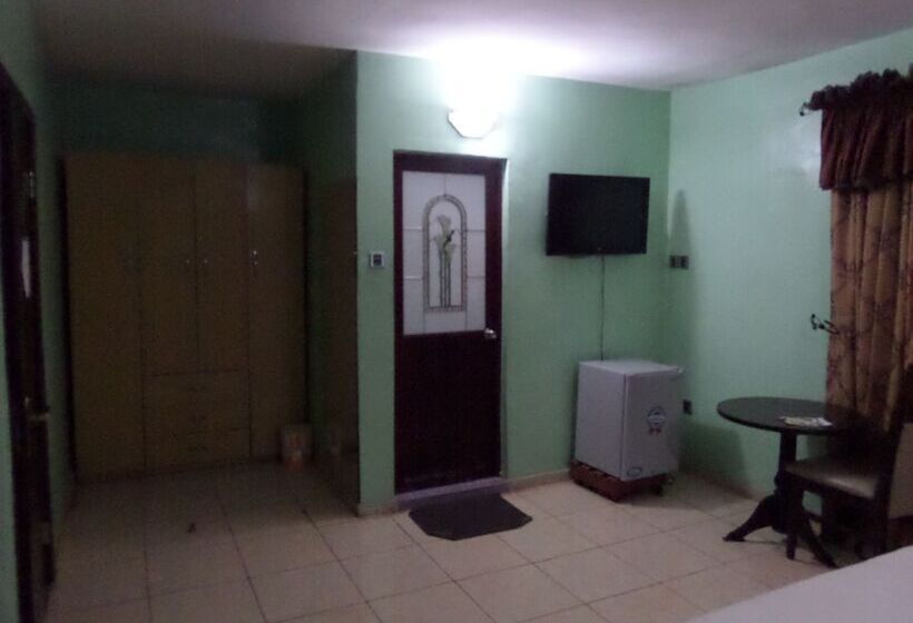 اتاق رمانتیک, Indices Hotel And Garden