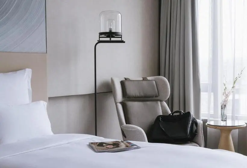 キングサイズベッド、シティビューデラックスルーム, Pullman Shanghai Qingpu Excellence