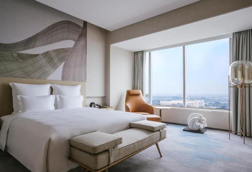 Deluxe Suite King Bed, Pullman Shanghai Qingpu Excellence