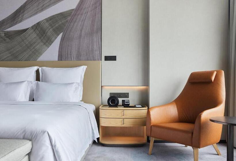 Deluxe Suite King Bed, Pullman Shanghai Qingpu Excellence
