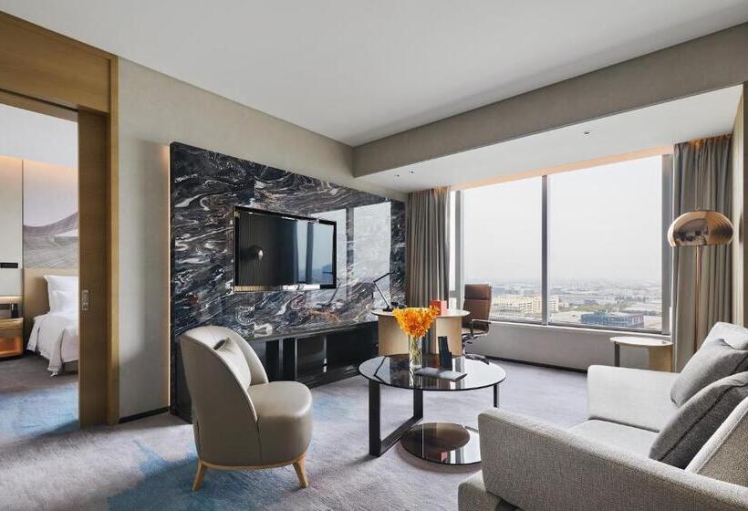 Deluxe Suite King Bed, Pullman Shanghai Qingpu Excellence