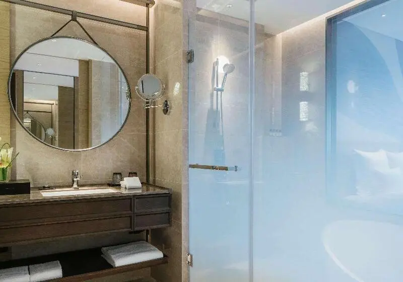 キングサイズベッド、シティビューデラックスルーム, Pullman Shanghai Qingpu Excellence