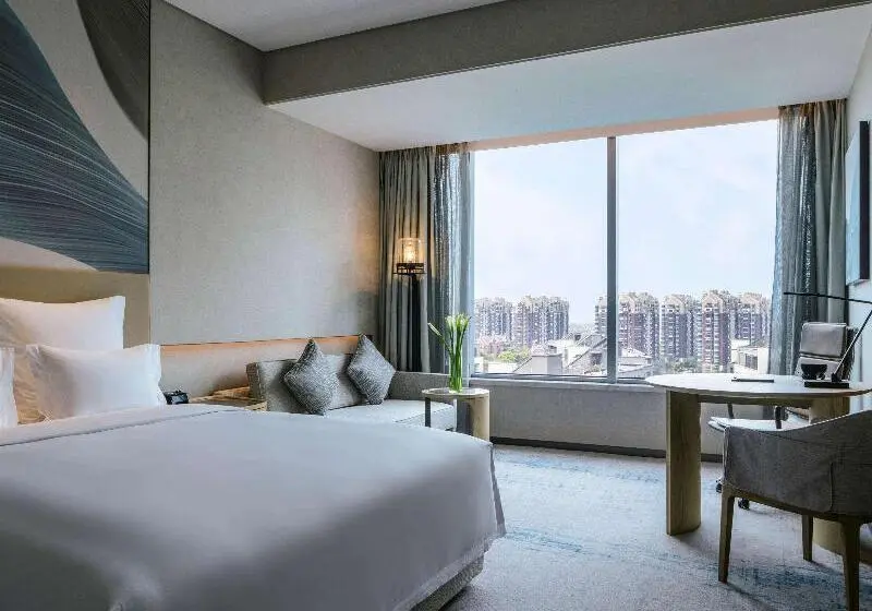 キングサイズベッド、シティビューデラックスルーム, Pullman Shanghai Qingpu Excellence