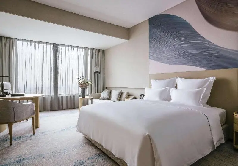 キングサイズベッド、シティビューデラックスルーム, Pullman Shanghai Qingpu Excellence
