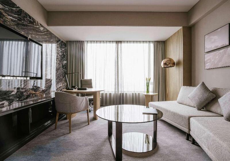 Deluxe Suite King Bed, Pullman Shanghai Qingpu Excellence