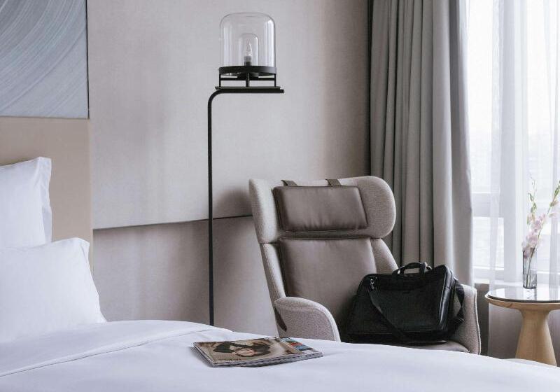 Deluxe Suite King Bed, Pullman Shanghai Qingpu Excellence