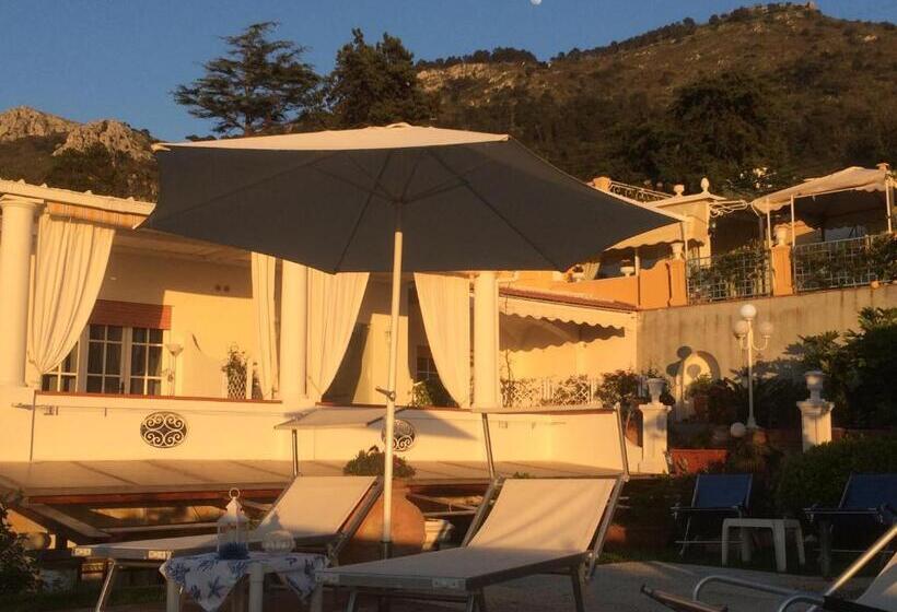 חדר דלוקס עם מרפסת נוף לים, B&b Villa Cristina