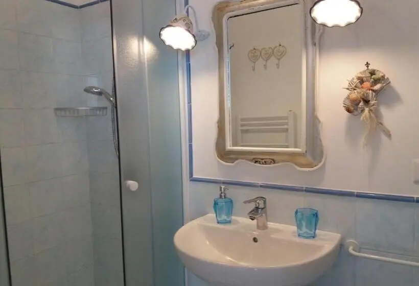 اتاق لوکس با بالکن و چشمانداز دریا, B&b Villa Cristina