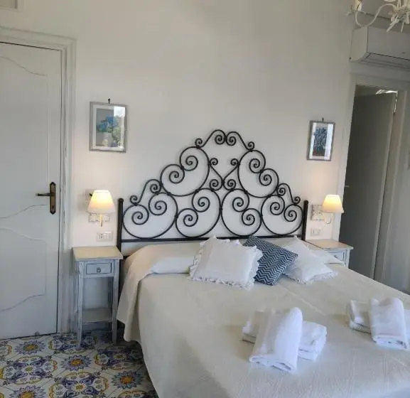 اتاق لوکس با بالکن و چشمانداز دریا, B&b Villa Cristina