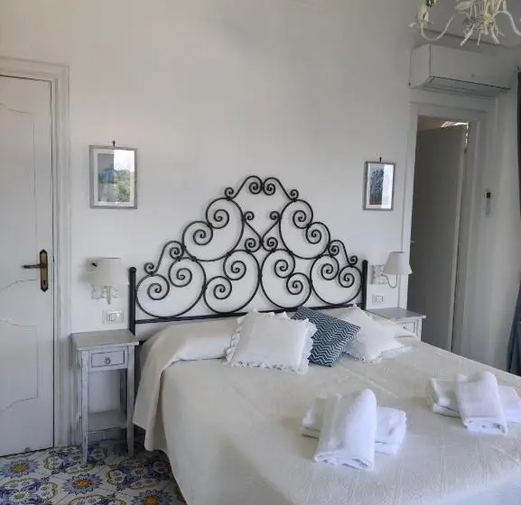 اتاق لوکس با بالکن و چشمانداز دریا, B&b Villa Cristina