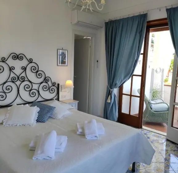 اتاق لوکس با بالکن و چشمانداز دریا, B&b Villa Cristina