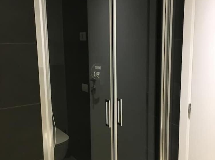 اتاق کلاسیک سه تخته, Room Center Station 2