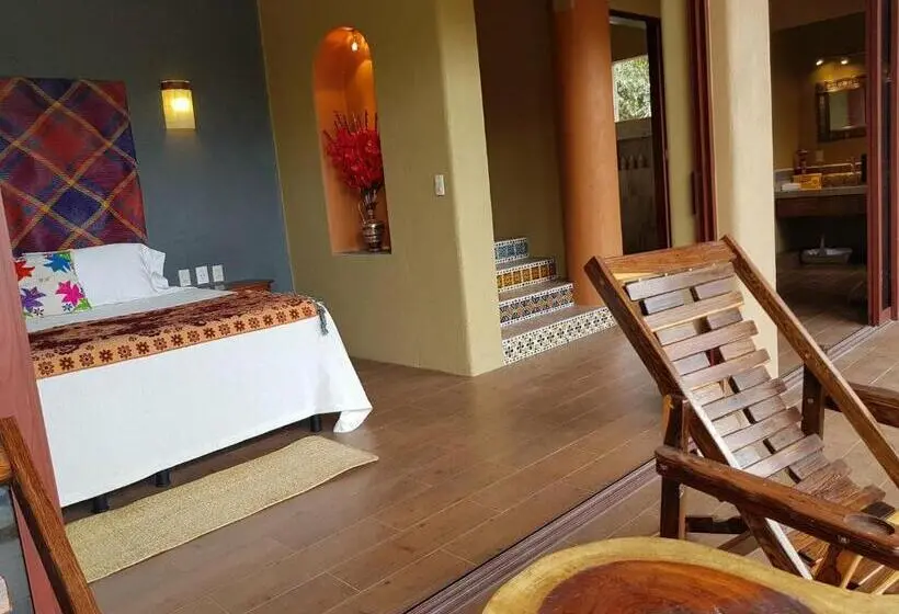اتاق لوکس با تخت بزرگ, Casa Arcoiris Zihuatanejo B&b