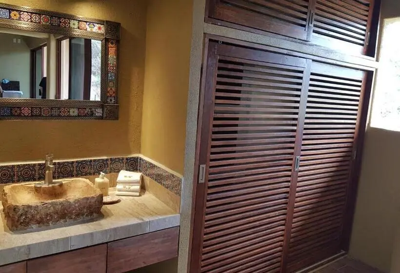اتاق لوکس با تخت بزرگ, Casa Arcoiris Zihuatanejo B&b