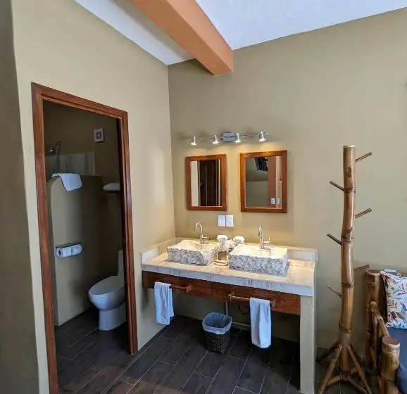 بانگلوی استاندارد با چشم‌انداز دریا, Casa Arcoiris Zihuatanejo B&b